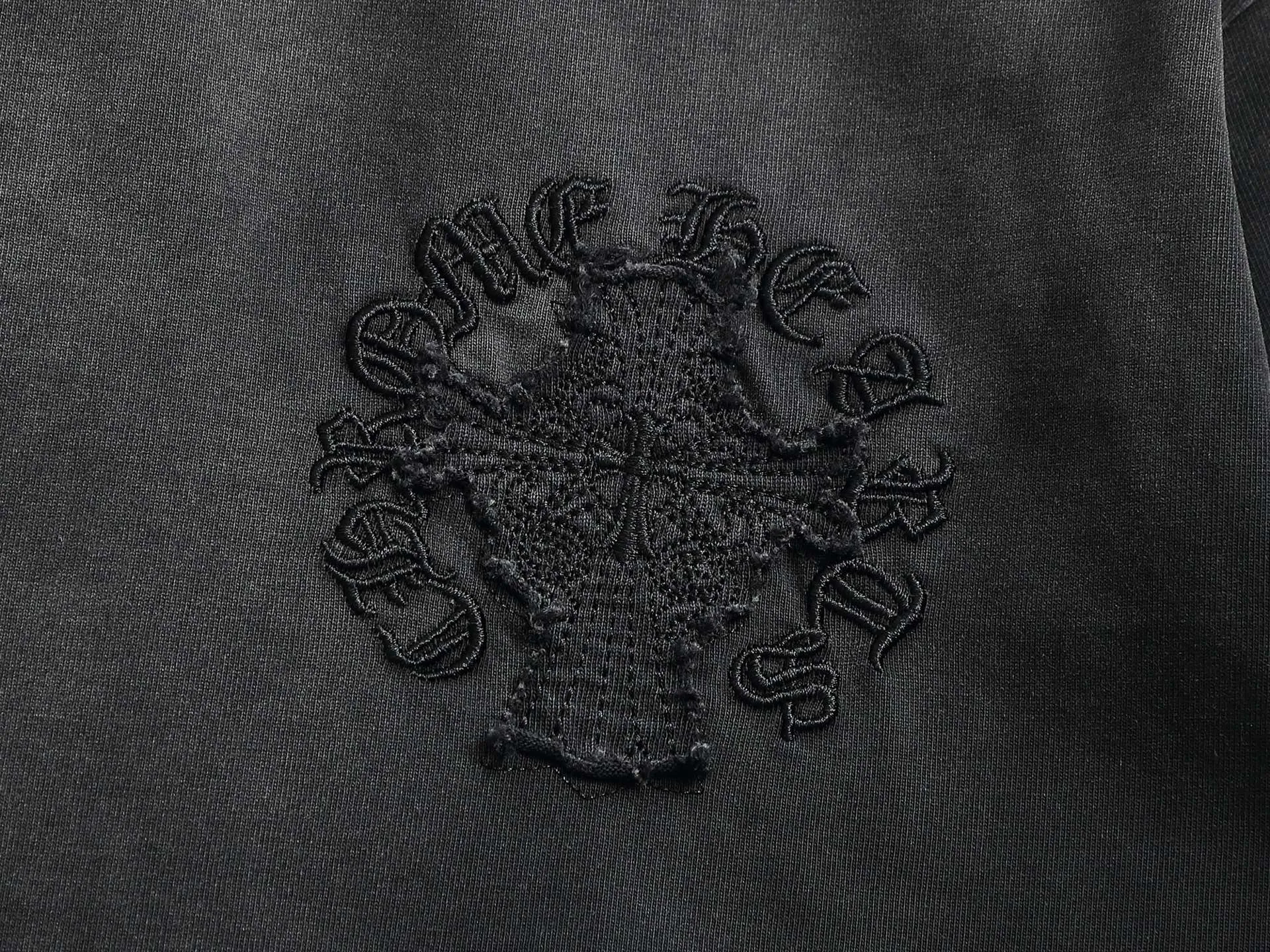 P210 𝗖𝗵𝗿𝗼𝗺𝗲 𝗛𝗲𝗮𝗿𝘁𝘀/Cro Heart 2025 Cross Patch Embroidery Summer New Original Single Counter American Acid Washed Distressed Laser Burnt Patch Embroidery Couple Casual Short Sleeve T-shirt 👑The highest version! Customized fabric 300g double yarn! American acid-washed and distressed original fabric laser burnt ✟appliqué embroidery and exquisite embroidery of letters! The best-selling model at the counter. It is very comfortable to wear. It is low-key yet luxurious. It is very classy when worn. The large size and tailoring are needless to say. The upper body is exquisite and vivid. 👍High-end first-class materials. A truly palace-level product. The cotton from Turkey is of outstanding quality. After heavy washing, the clothes are very soft! Not picky, the upper body is absolutely stylish and extremely luxurious. Auxiliary materials: The original model has been authenticated and labeled ➕100% silk washed with water label. Genuine purchase-grade original hangtag➕matching hanging rope➕3D hanging beads➕original packaging bag. Craftsmanship: The original version has consistent wiring! The highest version of the armhole matching technique! Countless times of pattern making to 100% restore the original appearance! The correct version is the same for men and women, super eye-catching, super good-looking, and super atmospheric! Color: White Black Size: S-XL